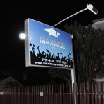 placa em lona com refletores externos