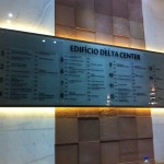Painel em madeira, vidro e led para prédio comercial