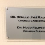 painel de vidro com letras em relevo