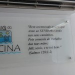 painel em vidro com comunicação em adesivo