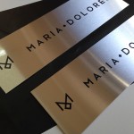 sinalização interna com placas de aço escovado