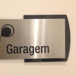 placa em acrílico com sobreposição aço inox