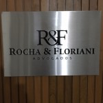 placa interna com letras em relevo