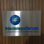 painel aço inox com dobras laterais e logomarca em acrílico