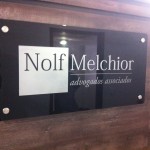 Placa em acrílico com distanciadores metálicos