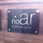 Painel em acrílico com letra em relevo