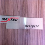Placa de porta em aço escovado