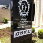 Tótem de jardim em ACM com adesivo