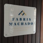 painel interno em acrílico com logotipo em adesivo