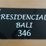 painel em vidro com texto em adesivo