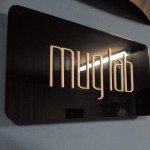 acrílico corte laser com logomarca em relevo