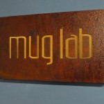 aço corten corte laser com fundo em latão dourado