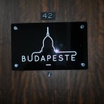 placa acrílico com espaçadores metálicos