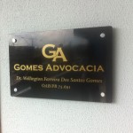 placa de escritório em acrílico com adesivo dourdo