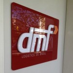Placa em acrilico com logomarca em relevo