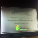placa de homenagem em baixo relevo com estojo