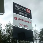 placa em ACM com poste metálico