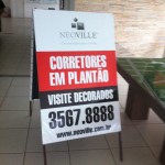Cavalete metálico para plantão de vendas