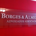 Placa de escritório feita em vidro jateado com letras em acrílico