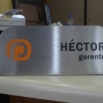 Plaqueta para mesa em aço escovado e adesivo