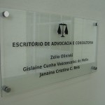 Painel para recepção em vidro temperado, adesivo e espaçadores cromados