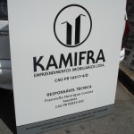 Placa de obra em pvc expandido e adesivo de vinil