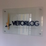 painel de vidro temperado com logomarca em pvc